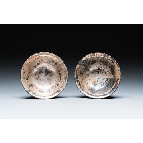 425 - Two Chinese lac-burgaute bowls with silvered interiors, KangxiDescription:Dia.: 10 cm - H.: 5 cm Pro... 