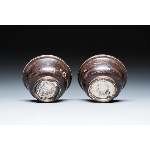 425 - Two Chinese lac-burgaute bowls with silvered interiors, KangxiDescription:Dia.: 10 cm - H.: 5 cm Pro... 