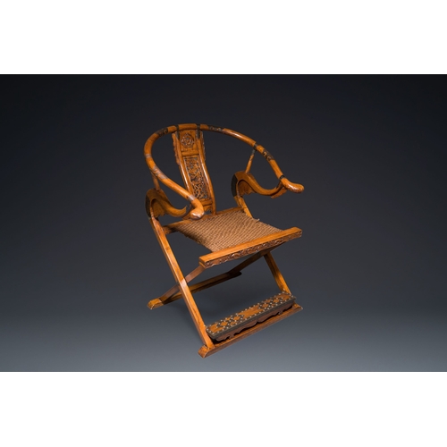 427 - A Chinese horseshoe back folding chair with metal fittings, 19/20th C.Description:H.: 101 cm - L.: 7... 