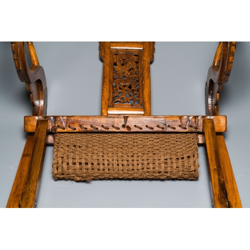 427 - A Chinese horseshoe back folding chair with metal fittings, 19/20th C.Description:H.: 101 cm - L.: 7... 