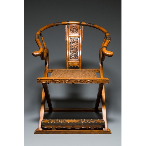 427 - A Chinese horseshoe back folding chair with metal fittings, 19/20th C.Description:H.: 101 cm - L.: 7... 