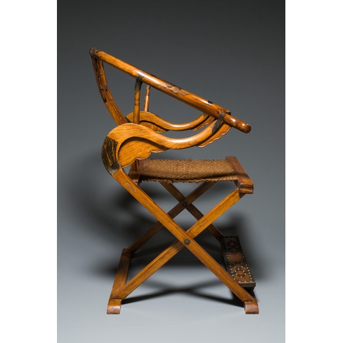 427 - A Chinese horseshoe back folding chair with metal fittings, 19/20th C.Description:H.: 101 cm - L.: 7... 