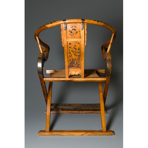 427 - A Chinese horseshoe back folding chair with metal fittings, 19/20th C.Description:H.: 101 cm - L.: 7... 