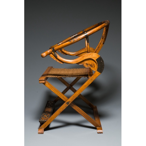 427 - A Chinese horseshoe back folding chair with metal fittings, 19/20th C.Description:H.: 101 cm - L.: 7... 