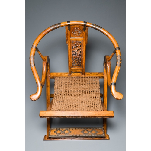 427 - A Chinese horseshoe back folding chair with metal fittings, 19/20th C.Description:H.: 101 cm - L.: 7... 