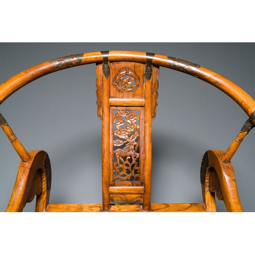 427 - A Chinese horseshoe back folding chair with metal fittings, 19/20th C.Description:H.: 101 cm - L.: 7... 