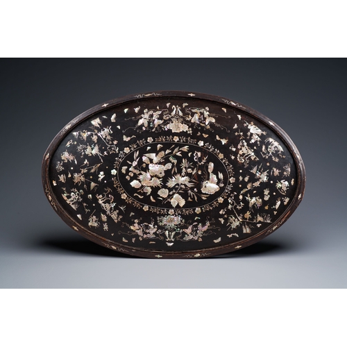 431 - Two very large Chinese mother-of-pearl-inlaid wooden trays, 19th C.Description:Dim.: 81,5 x 49 cmDim... 