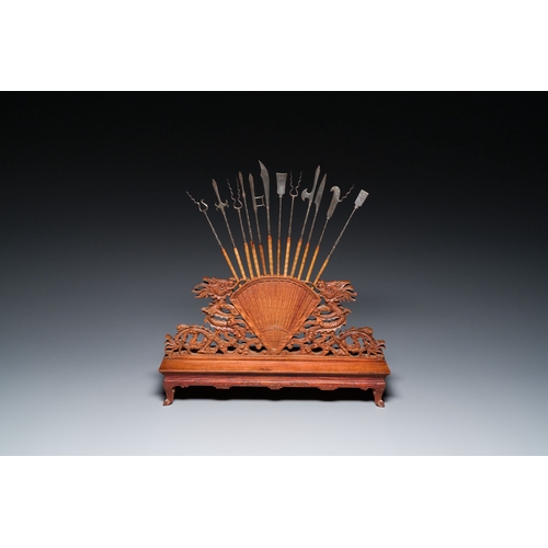 434 - A Chinese or Vietnamese miniature wooden weapon rack, 19/20th C.Description:Dim.: 45,5 x 14 x 25 cm ... 