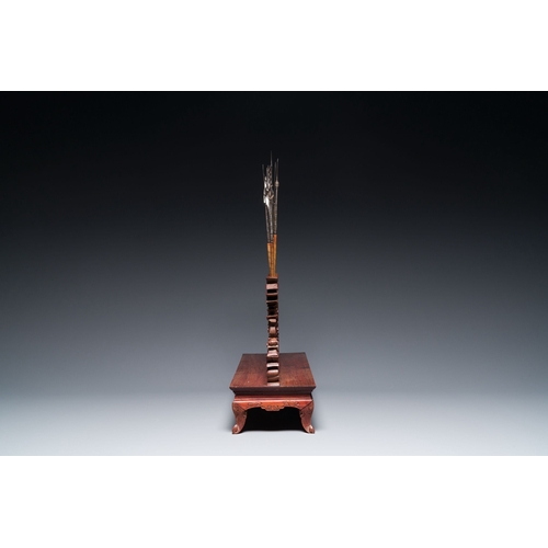 434 - A Chinese or Vietnamese miniature wooden weapon rack, 19/20th C.Description:Dim.: 45,5 x 14 x 25 cm ... 