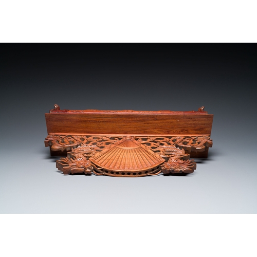 434 - A Chinese or Vietnamese miniature wooden weapon rack, 19/20th C.Description:Dim.: 45,5 x 14 x 25 cm ... 