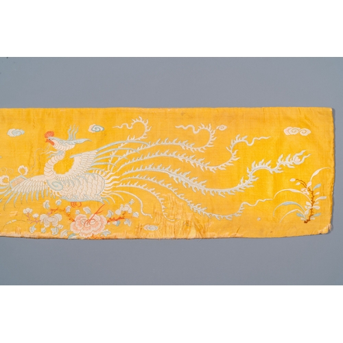 435 - A rectangular yellow-ground silk 'phoenixes' panel, China or Vietnam, 19th C.Description:Dim.: 203,5... 