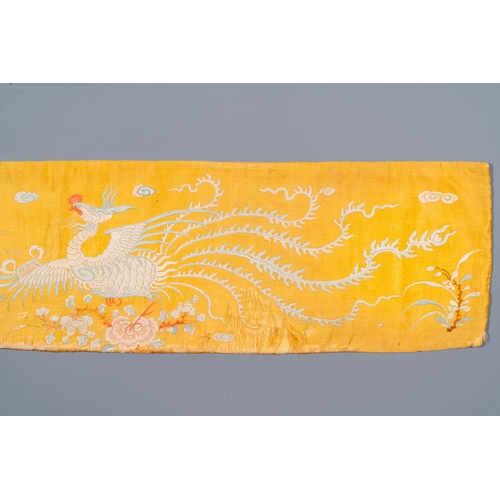 435 - A rectangular yellow-ground silk 'phoenixes' panel, China or Vietnam, 19th C.Description:Dim.: 203,5... 