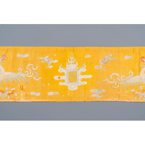 435 - A rectangular yellow-ground silk 'phoenixes' panel, China or Vietnam, 19th C.Description:Dim.: 203,5... 