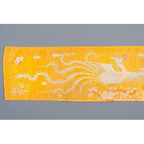 435 - A rectangular yellow-ground silk 'phoenixes' panel, China or Vietnam, 19th C.Description:Dim.: 203,5... 