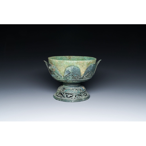 438 - A Vietnamese bronze 'lotus' bowl, Champa culture, 15th C.Description:Dia.: 20 cm - H.: 13 cm Provena... 