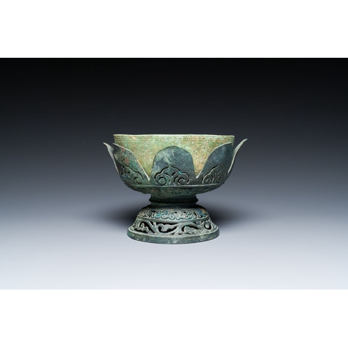 438 - A Vietnamese bronze 'lotus' bowl, Champa culture, 15th C.Description:Dia.: 20 cm - H.: 13 cm Provena... 