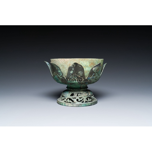 438 - A Vietnamese bronze 'lotus' bowl, Champa culture, 15th C.Description:Dia.: 20 cm - H.: 13 cm Provena... 