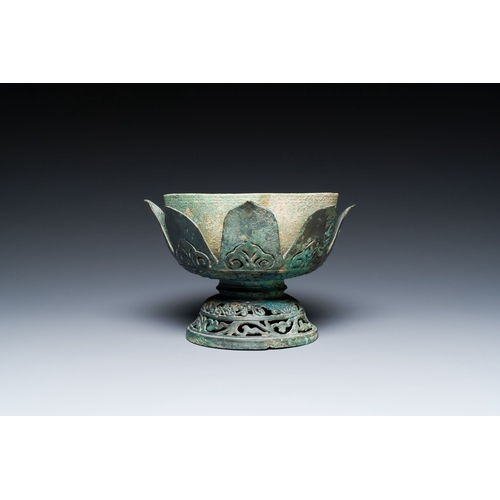 438 - A Vietnamese bronze 'lotus' bowl, Champa culture, 15th C.Description:Dia.: 20 cm - H.: 13 cm Provena... 