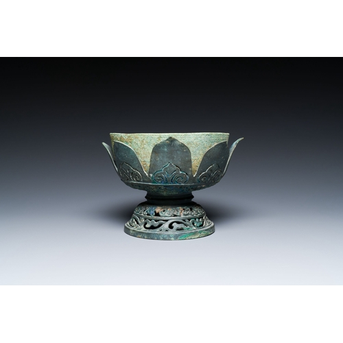 438 - A Vietnamese bronze 'lotus' bowl, Champa culture, 15th C.Description:Dia.: 20 cm - H.: 13 cm Provena... 