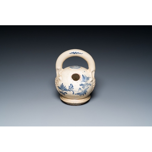 439 - A Vietnamese blue and white Bat Trang stoneware lime pot with floral design, 19th C.Description:H.: ... 