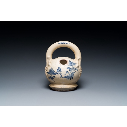 439 - A Vietnamese blue and white Bat Trang stoneware lime pot with floral design, 19th C.Description:H.: ... 