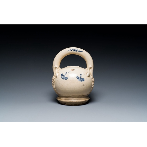 439 - A Vietnamese blue and white Bat Trang stoneware lime pot with floral design, 19th C.Description:H.: ... 