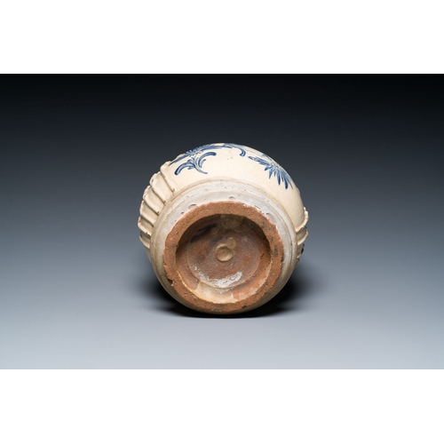 439 - A Vietnamese blue and white Bat Trang stoneware lime pot with floral design, 19th C.Description:H.: ... 