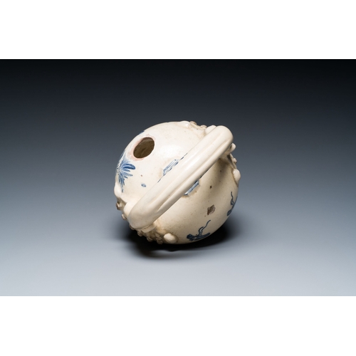 439 - A Vietnamese blue and white Bat Trang stoneware lime pot with floral design, 19th C.Description:H.: ... 