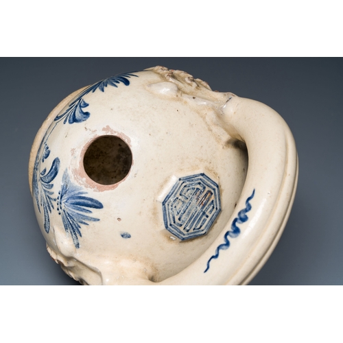 439 - A Vietnamese blue and white Bat Trang stoneware lime pot with floral design, 19th C.Description:H.: ... 