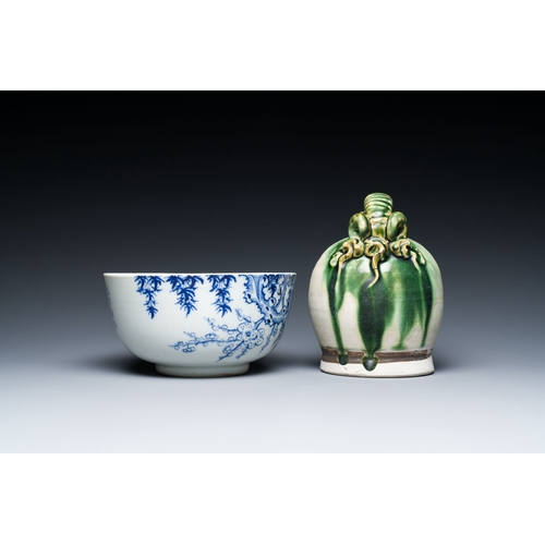 443 - A Chinese blue and white 'Bleu de Hue' bowl and a green-glazed lime pot for the Vietnamese market, t... 