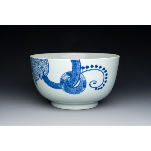 444 - A Chinese blue and white 'Bleu de Hue' bowl for the Vietnamese market, Nguyen mark, 18th C.Descripti... 