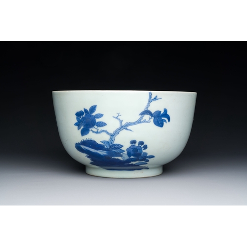 444 - A Chinese blue and white 'Bleu de Hue' bowl for the Vietnamese market, Nguyen mark, 18th C.Descripti... 