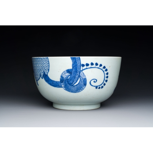 444 - A Chinese blue and white 'Bleu de Hue' bowl for the Vietnamese market, Nguyen mark, 18th C.Descripti... 