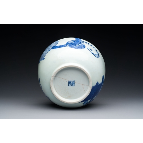 444 - A Chinese blue and white 'Bleu de Hue' bowl for the Vietnamese market, Nguyen mark, 18th C.Descripti... 