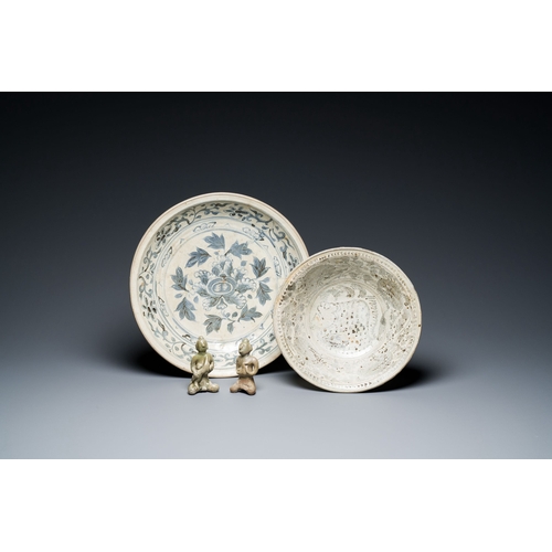 455 - A Vietnamese or Annamese blue and white dish, a Thai Sawankhalok dish and a pair of celadon figures,... 