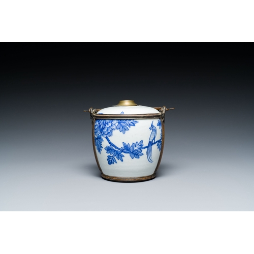 457 - A Chinese blue and white 'Bleu de Hue' water pipe for the Vietnamese market, 19th C.Description:H.: ... 