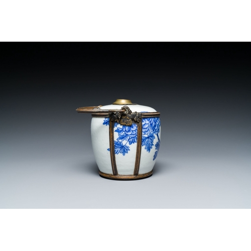 457 - A Chinese blue and white 'Bleu de Hue' water pipe for the Vietnamese market, 19th C.Description:H.: ... 