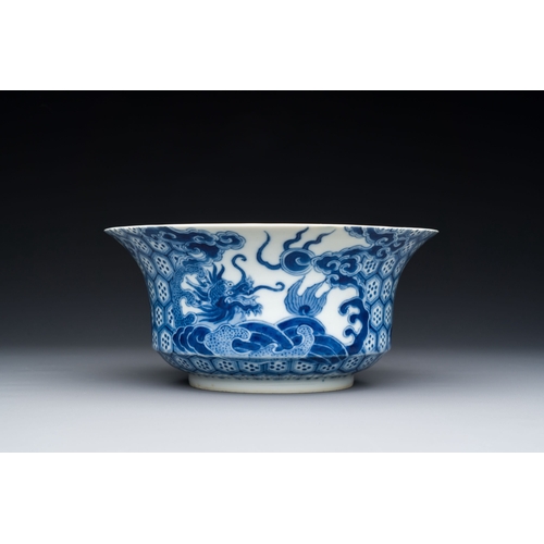 459 - A Chinese blue and white 'Bleu de Hue' bowl for the Vietnamese market, 'dragon' mark, 19th C.Descrip... 