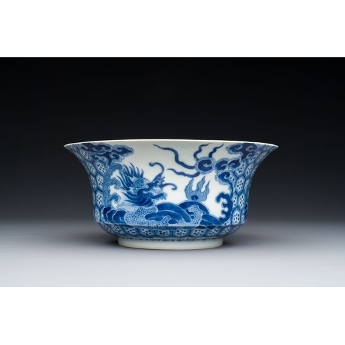 459 - A Chinese blue and white 'Bleu de Hue' bowl for the Vietnamese market, 'dragon' mark, 19th C.Descrip... 