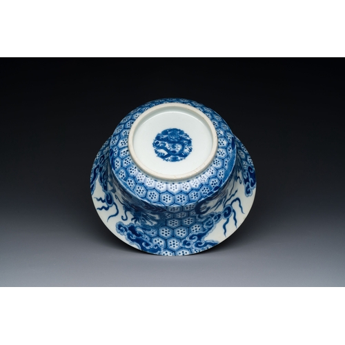 459 - A Chinese blue and white 'Bleu de Hue' bowl for the Vietnamese market, 'dragon' mark, 19th C.Descrip... 