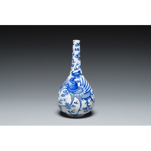 462 - A Chinese blue and white 'Bleu de Hue' vase with a phoenix for the Vietnamese market, Tho mark, 19th... 