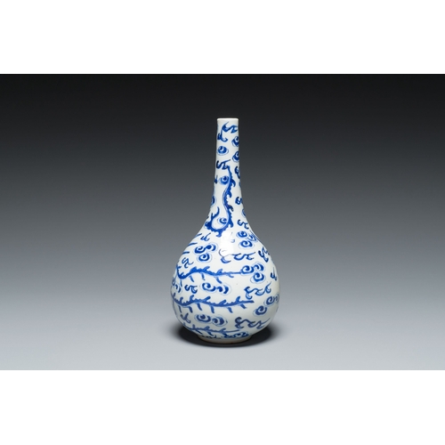 462 - A Chinese blue and white 'Bleu de Hue' vase with a phoenix for the Vietnamese market, Tho mark, 19th... 