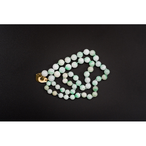 465 - A necklace of jadeite pearls with 18k gold closing, signed Dinh Van, 2nd half 20th C.Description:L.:... 