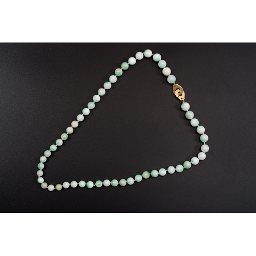 465 - A necklace of jadeite pearls with 18k gold closing, signed Dinh Van, 2nd half 20th C.Description:L.:... 