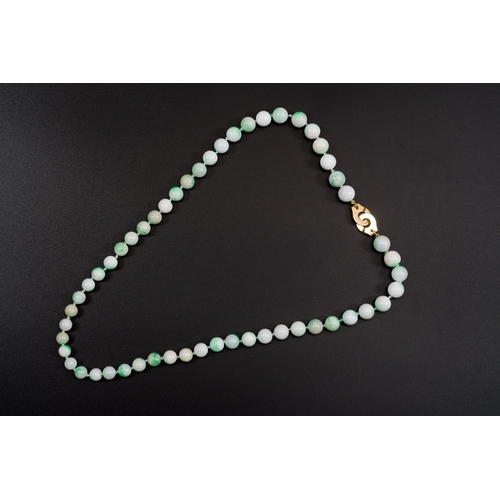 465 - A necklace of jadeite pearls with 18k gold closing, signed Dinh Van, 2nd half 20th C.Description:L.:... 