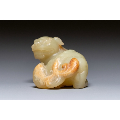 469 - A Chinese white and russet jade sculpture of a mythical beast, 18th C.Description:Dim.: 7,5 x 6 x 4,... 