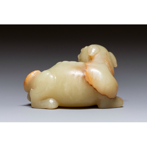 469 - A Chinese white and russet jade sculpture of a mythical beast, 18th C.Description:Dim.: 7,5 x 6 x 4,... 