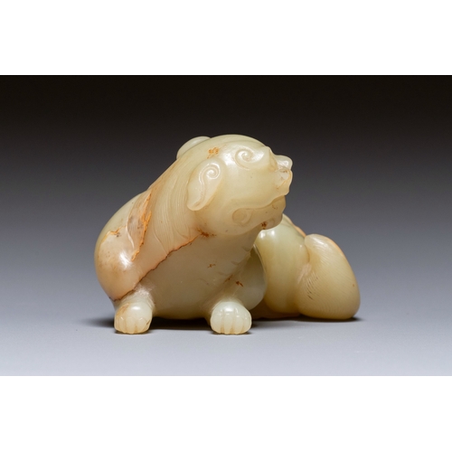 469 - A Chinese white and russet jade sculpture of a mythical beast, 18th C.Description:Dim.: 7,5 x 6 x 4,... 