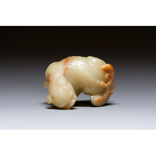 469 - A Chinese white and russet jade sculpture of a mythical beast, 18th C.Description:Dim.: 7,5 x 6 x 4,... 