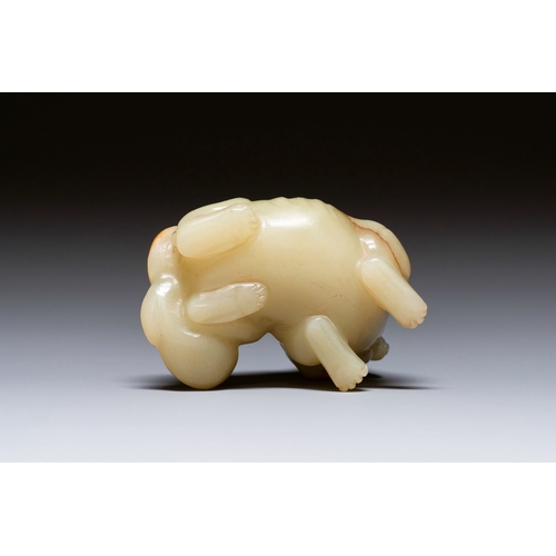 469 - A Chinese white and russet jade sculpture of a mythical beast, 18th C.Description:Dim.: 7,5 x 6 x 4,... 